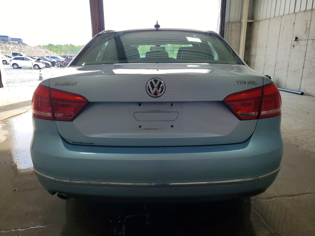 2012 VOLKSWAGEN Passat