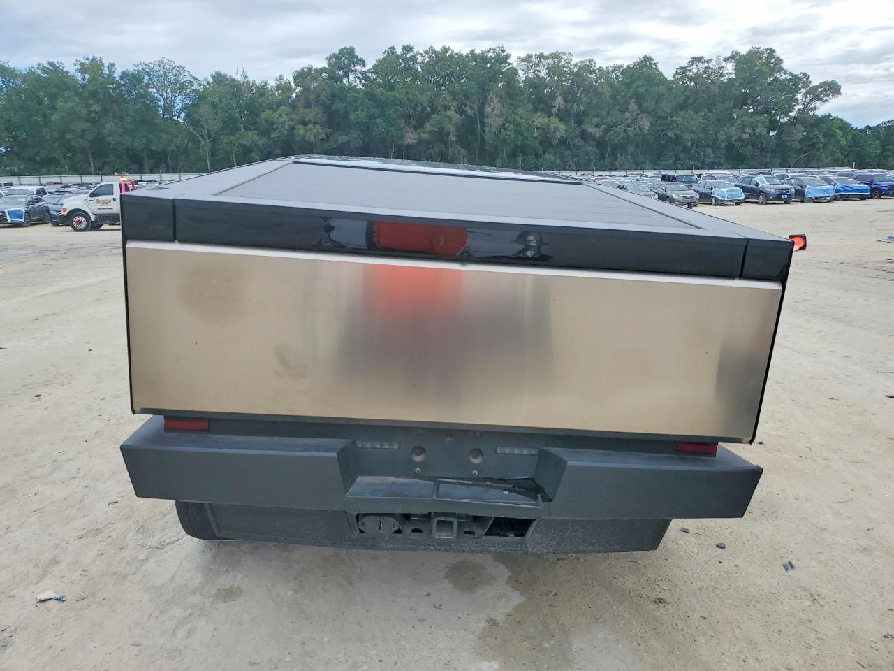 2024 TESLA Cybertruck