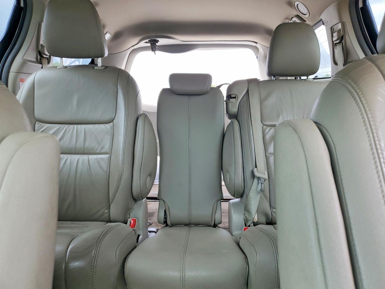 2016 TOYOTA SIENNA
