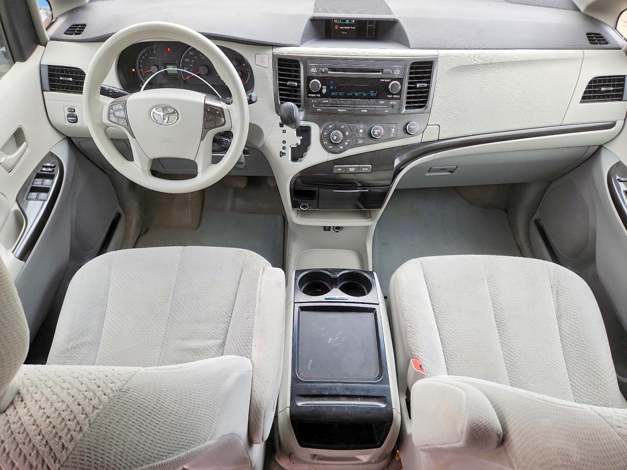 2011 TOYOTA SIENNA