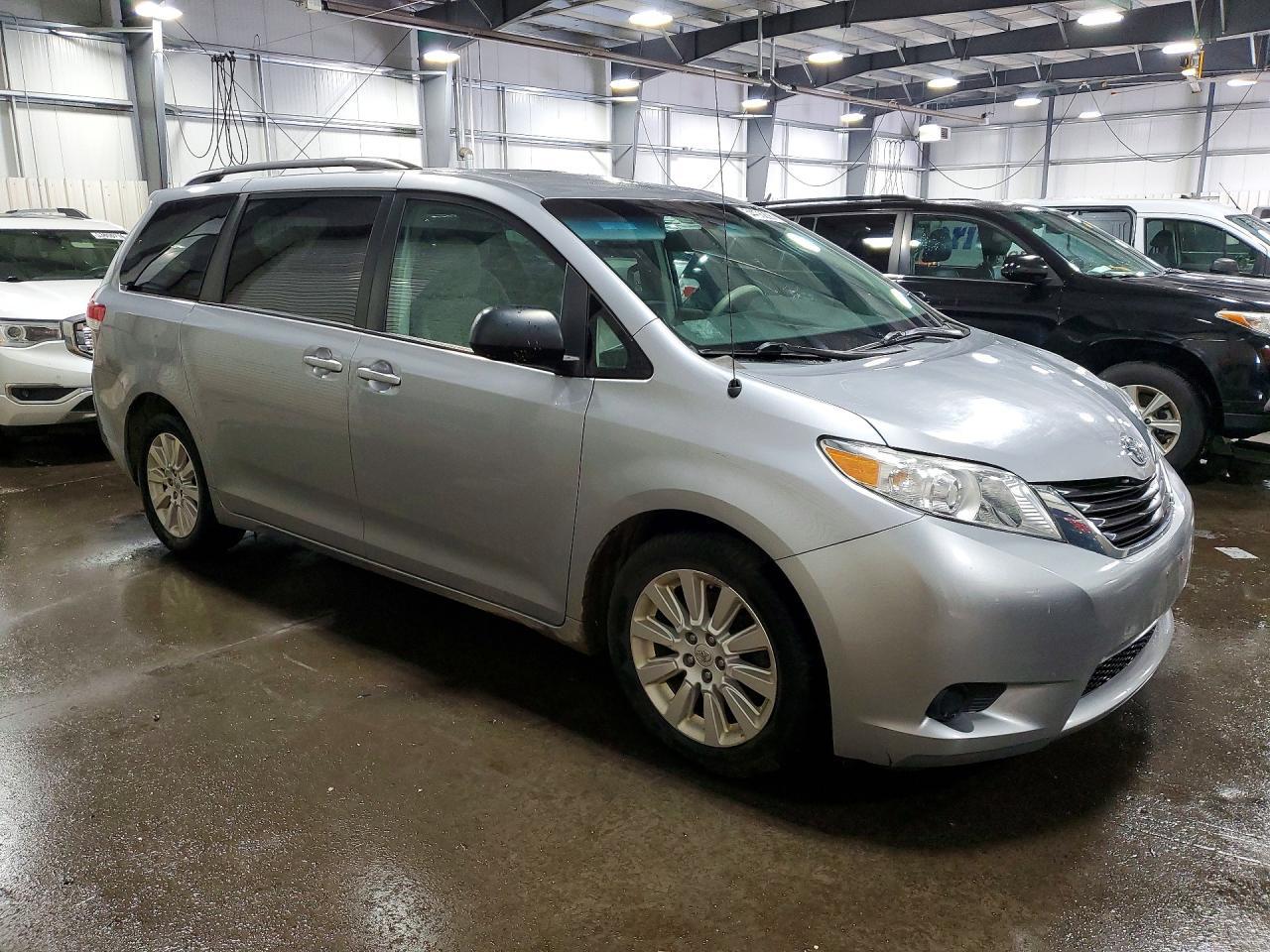 2011 TOYOTA SIENNA