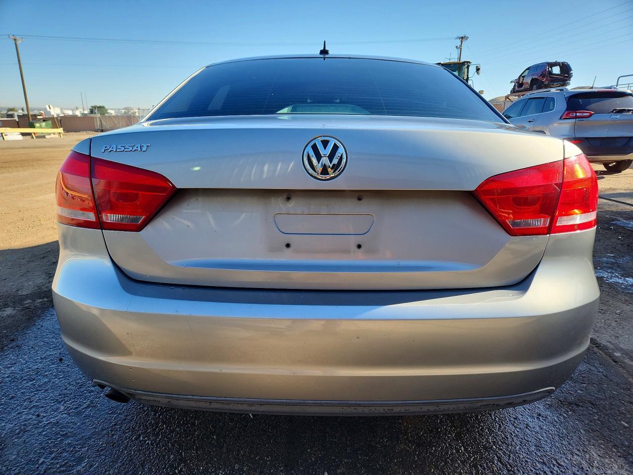 2012 VOLKSWAGEN Passat