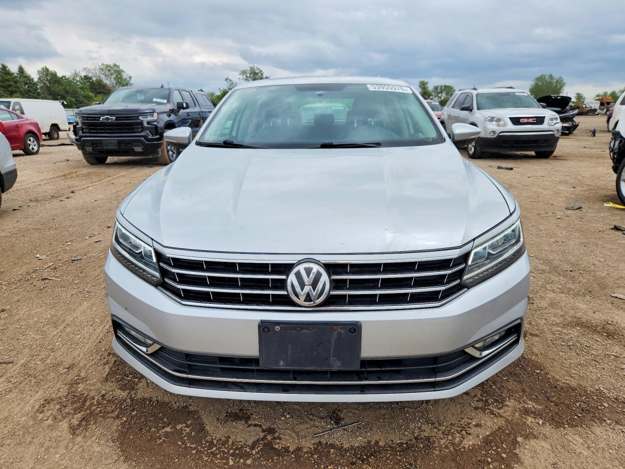 2016 VOLKSWAGEN Passat