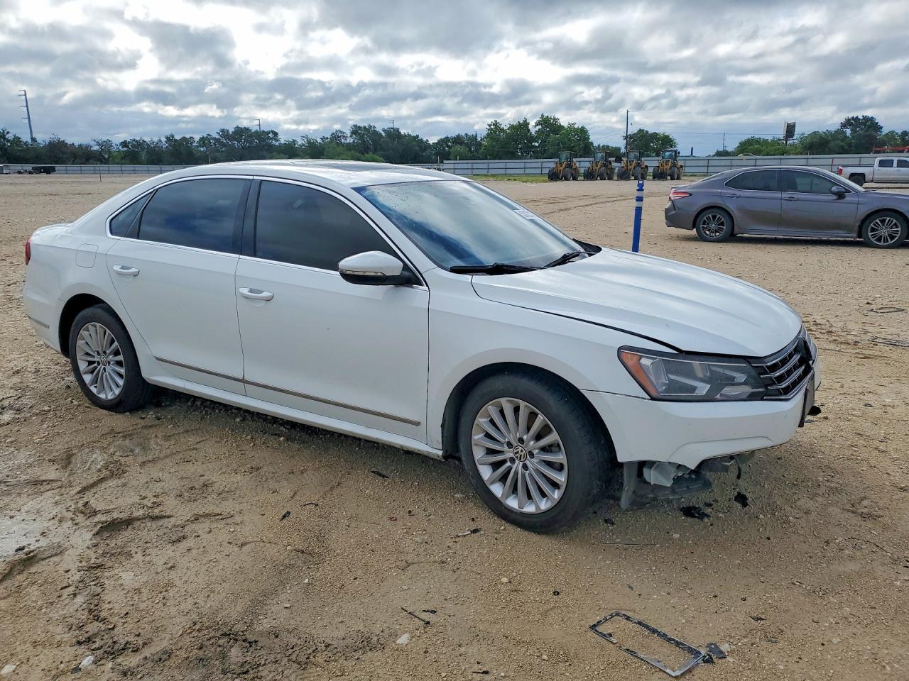 2017 VOLKSWAGEN Passat
