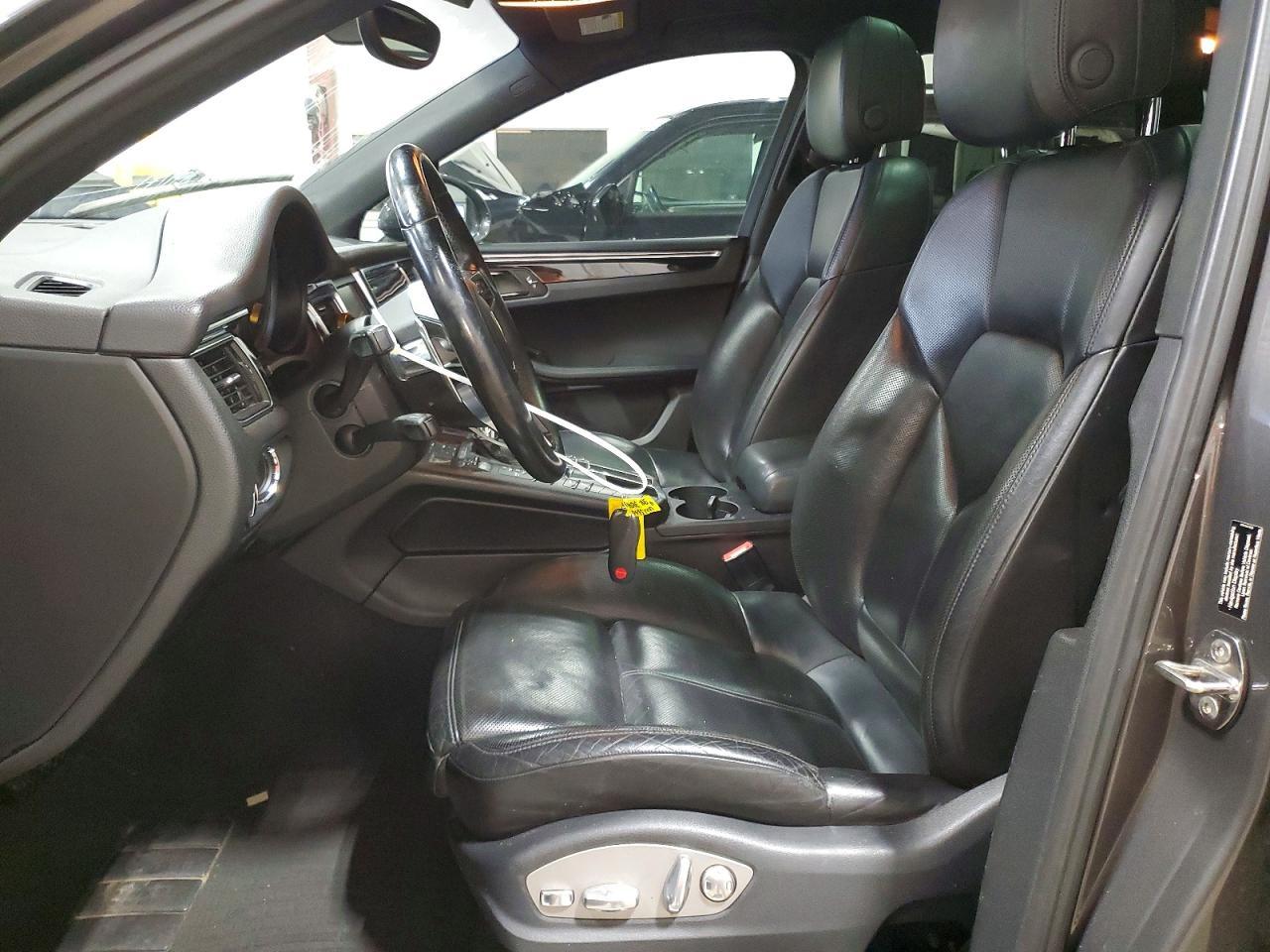 2016 PORSCHE Macan