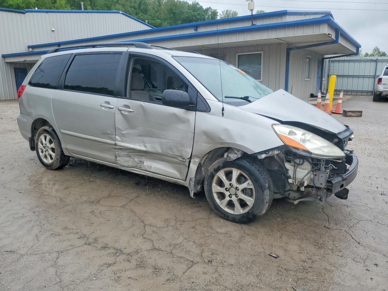 2009 TOYOTA SIENNA