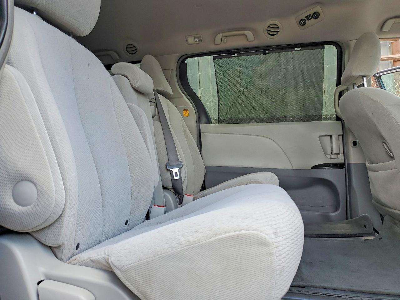 2011 TOYOTA SIENNA