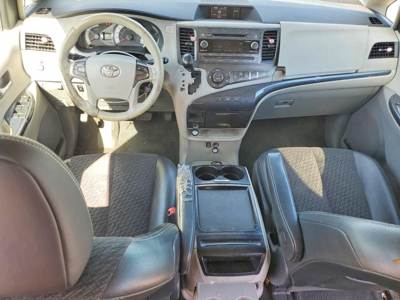 2011 TOYOTA SIENNA