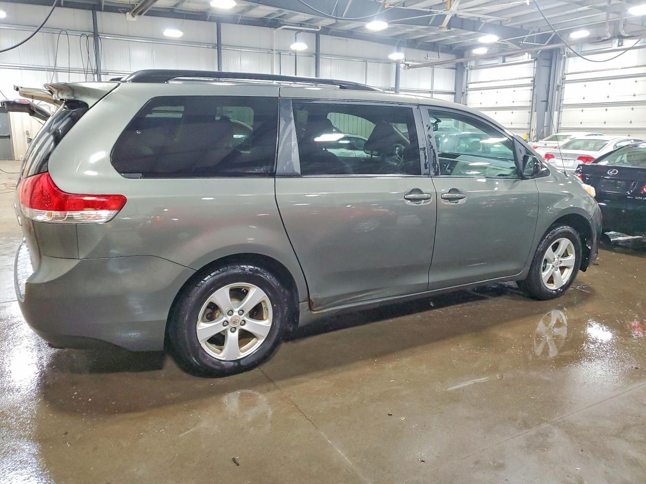 2011 TOYOTA SIENNA