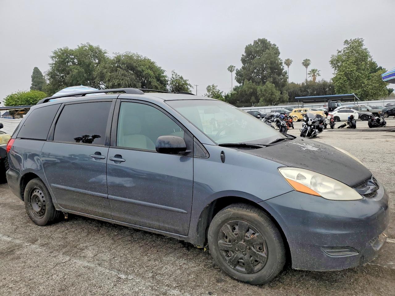 2009 TOYOTA SIENNA