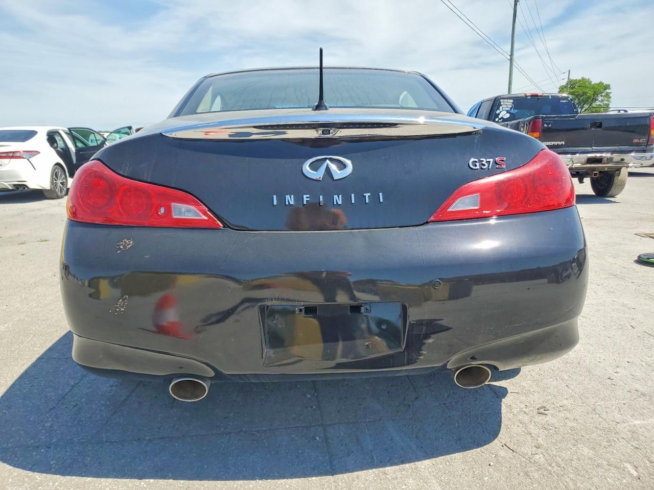 2011 INFINITI G37