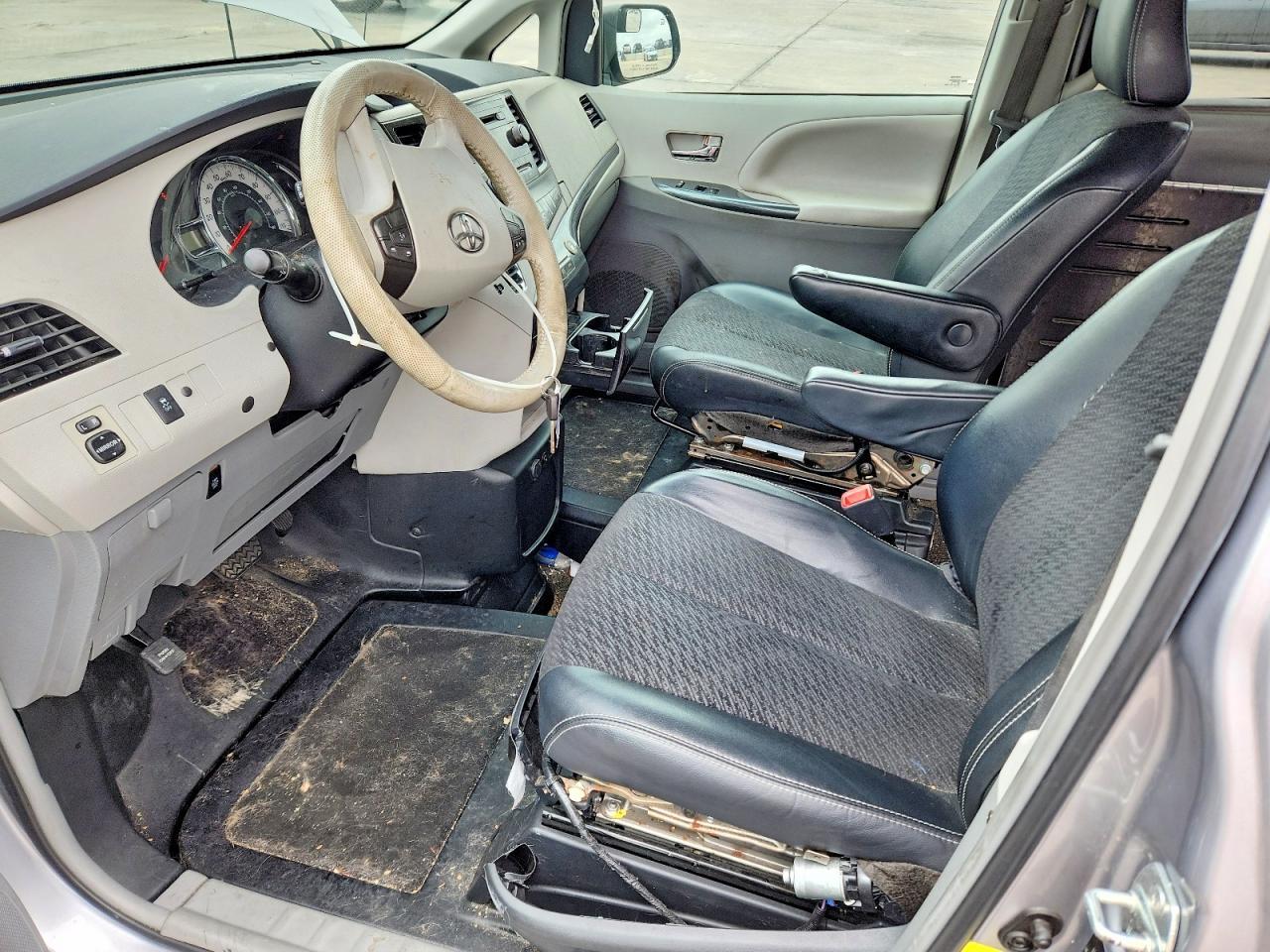 2012 TOYOTA SIENNA