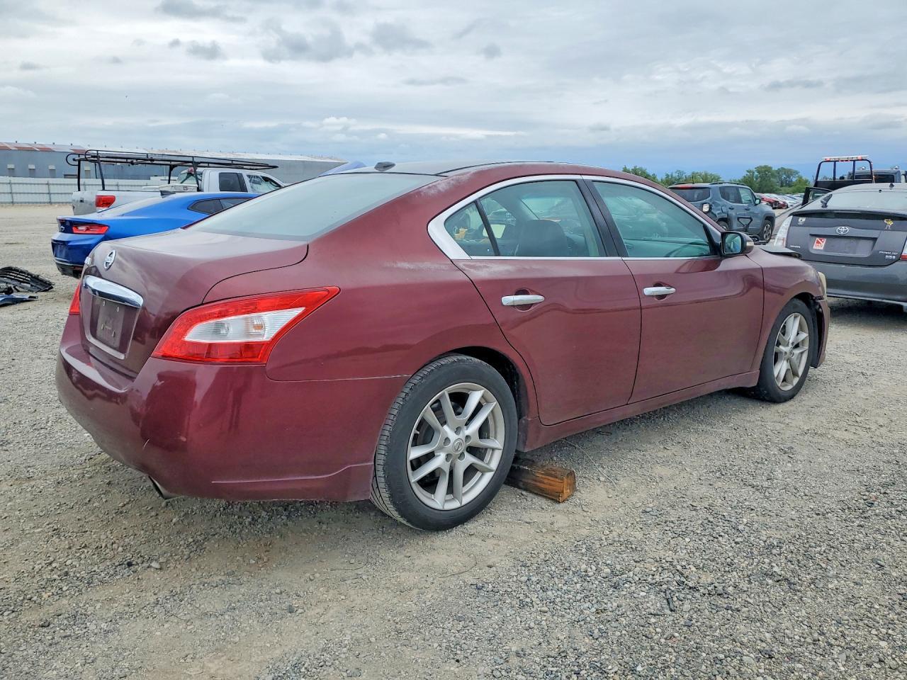 2011 NISSAN Maxima