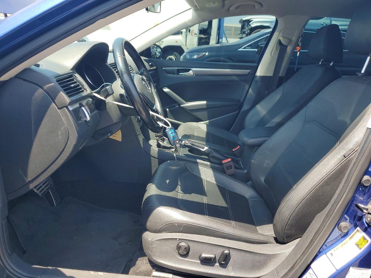 2017 VOLKSWAGEN Passat