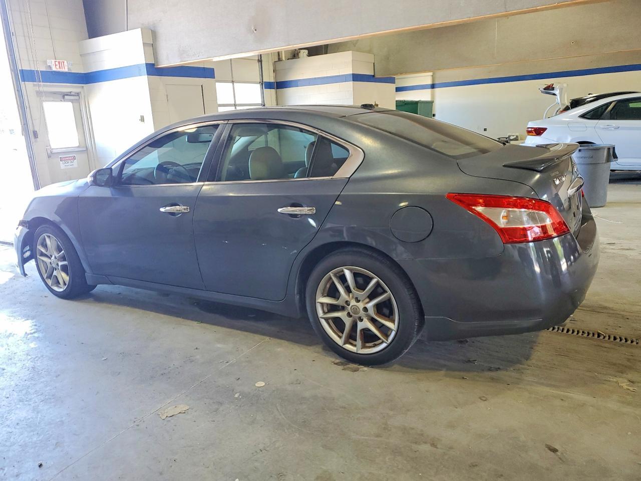 2010 NISSAN Maxima