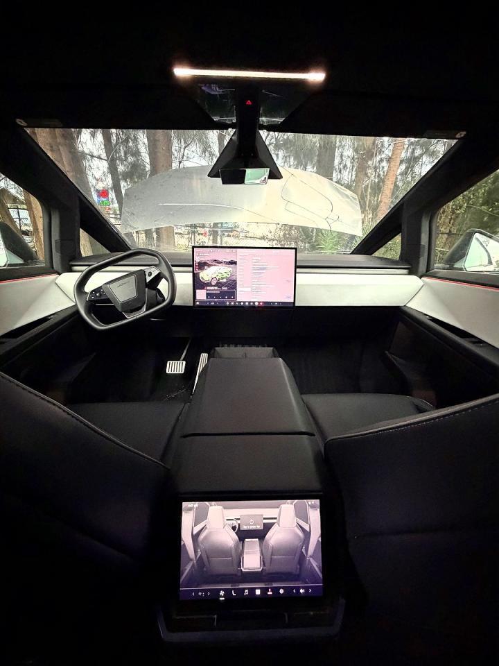 2024 TESLA Cybertruck