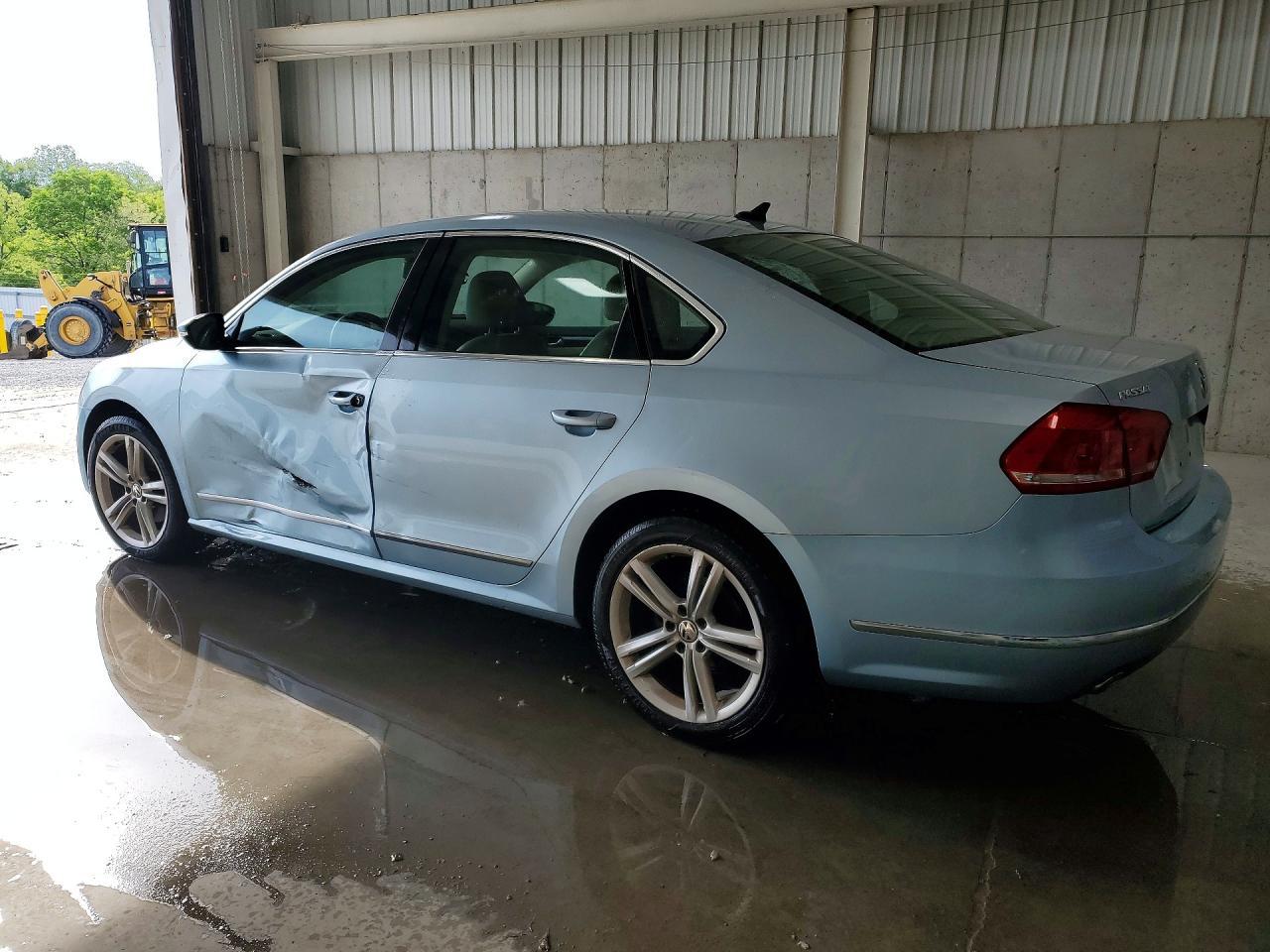 2012 VOLKSWAGEN Passat
