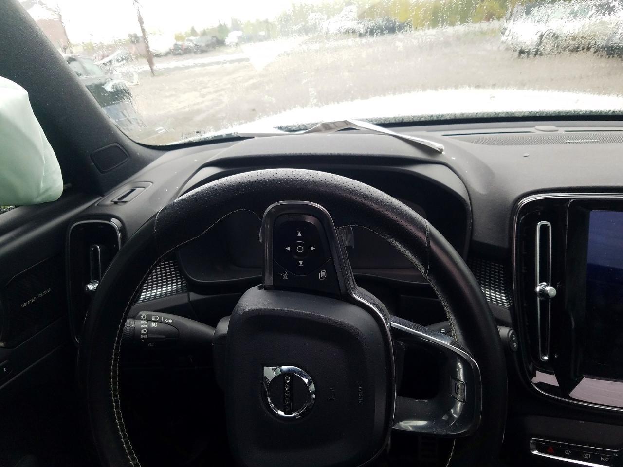 2020 VOLVO XC40