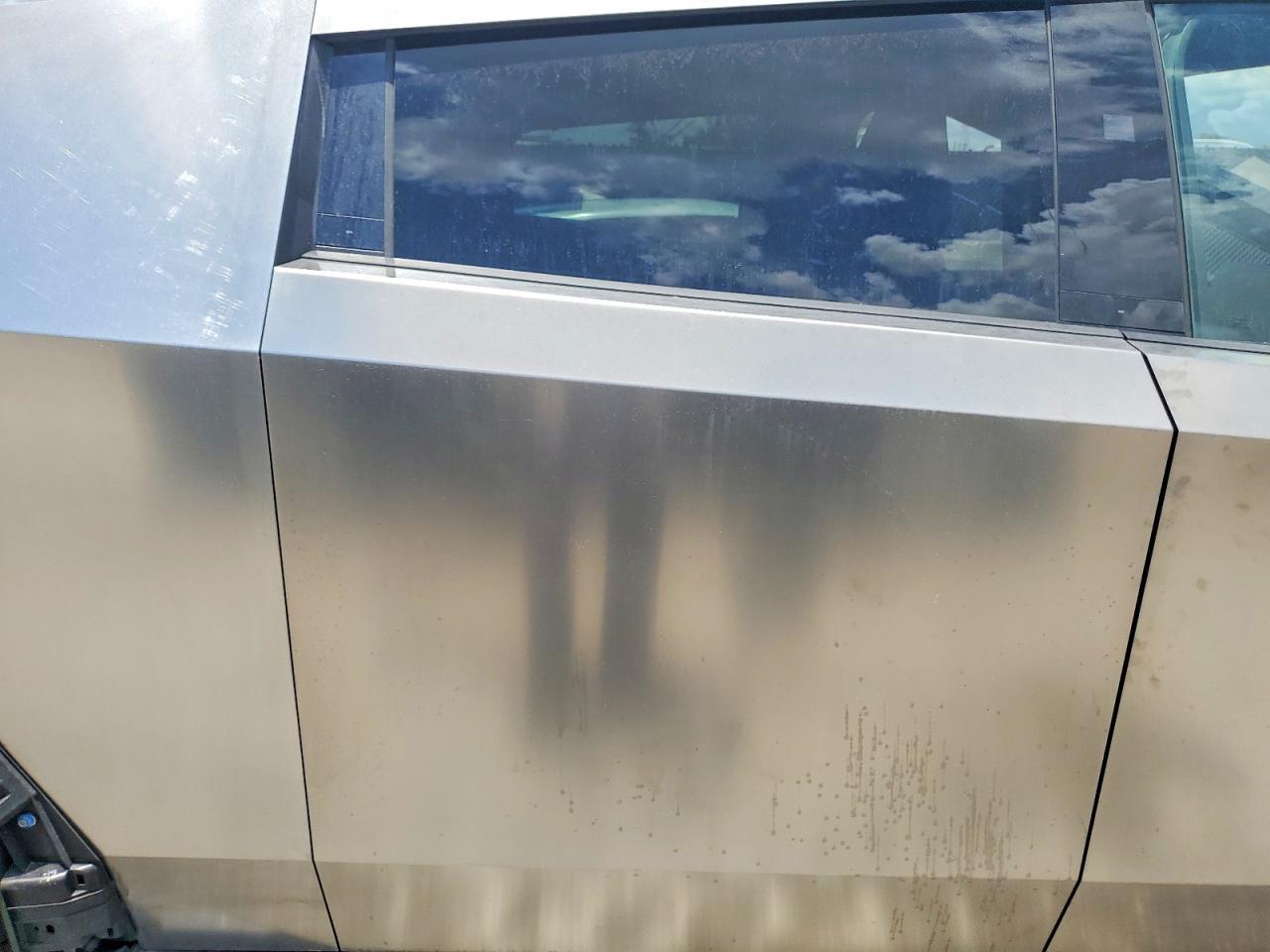 2025 TESLA Cybertruck