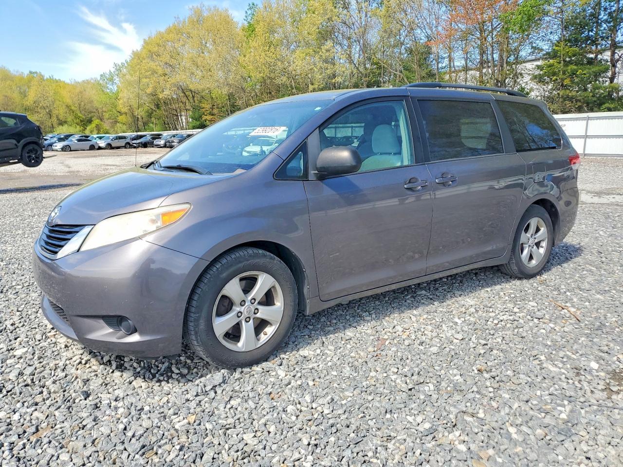 2011 TOYOTA SIENNA