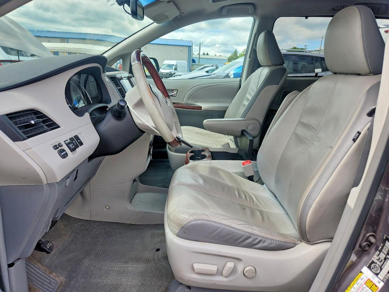 2011 TOYOTA SIENNA