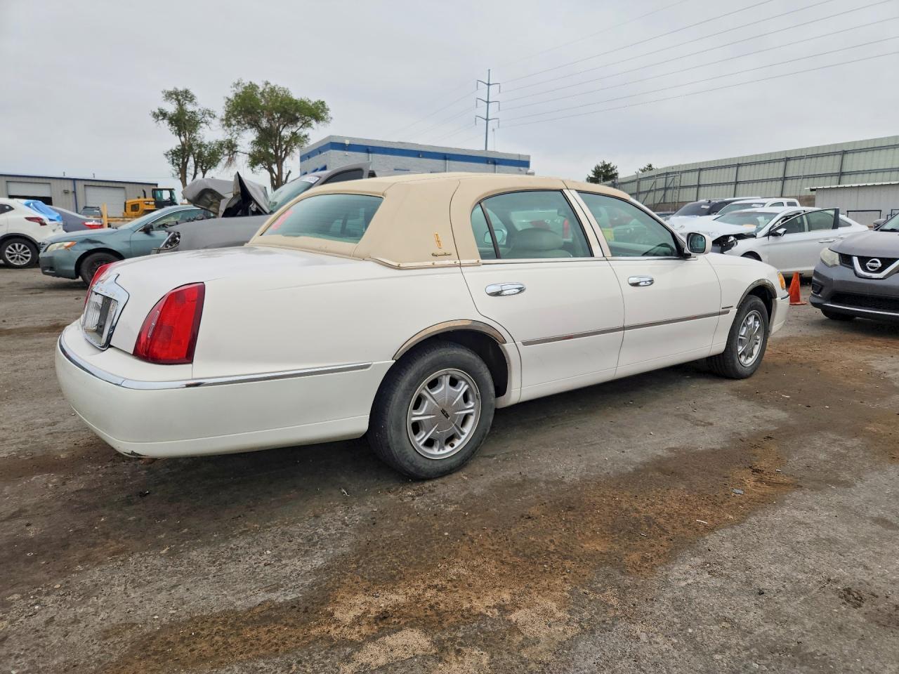2000 LINCOLN Town Car