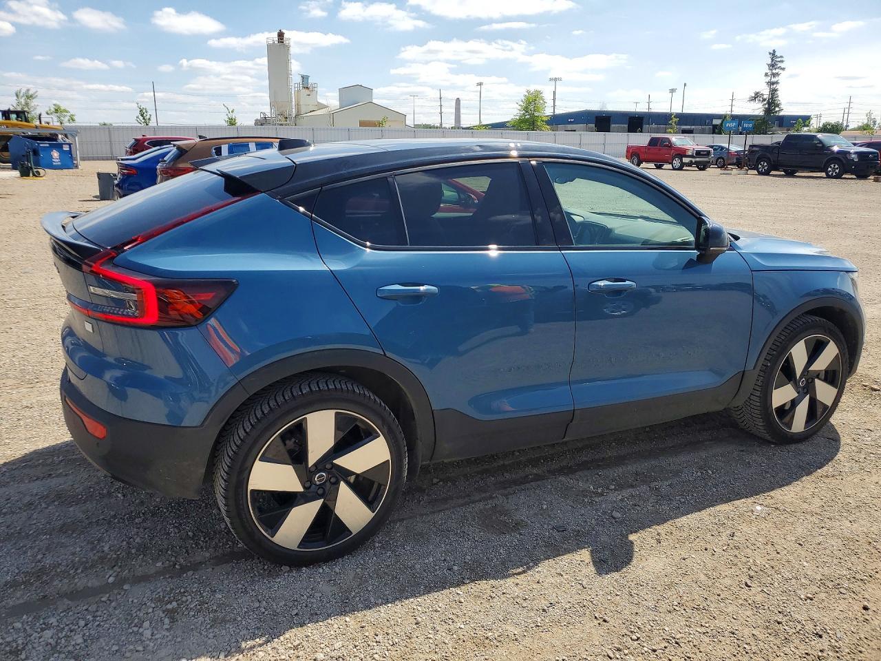 2022 VOLVO C40