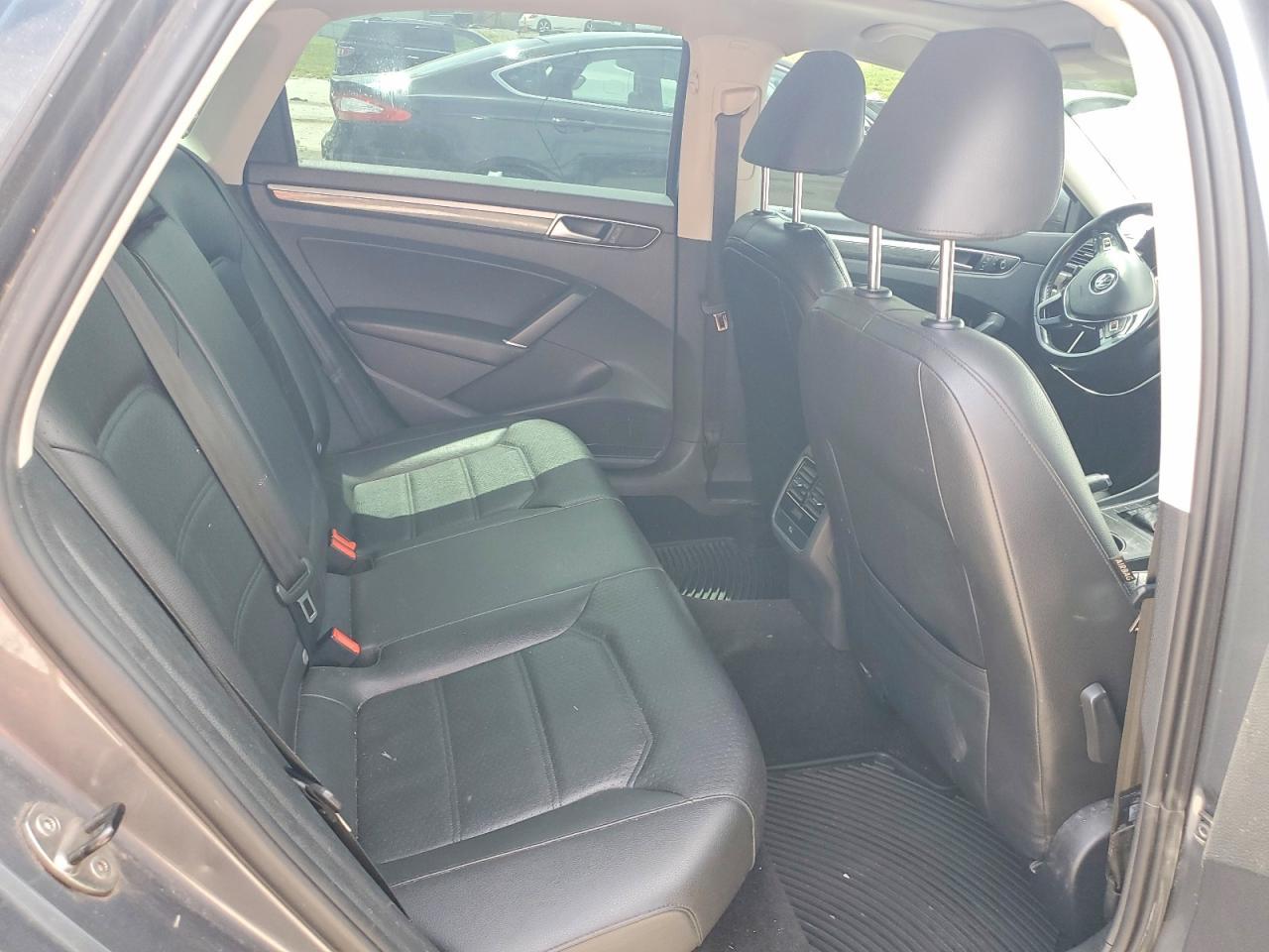 2016 VOLKSWAGEN Passat