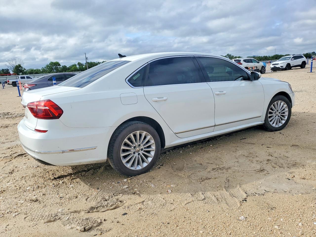 2017 VOLKSWAGEN Passat