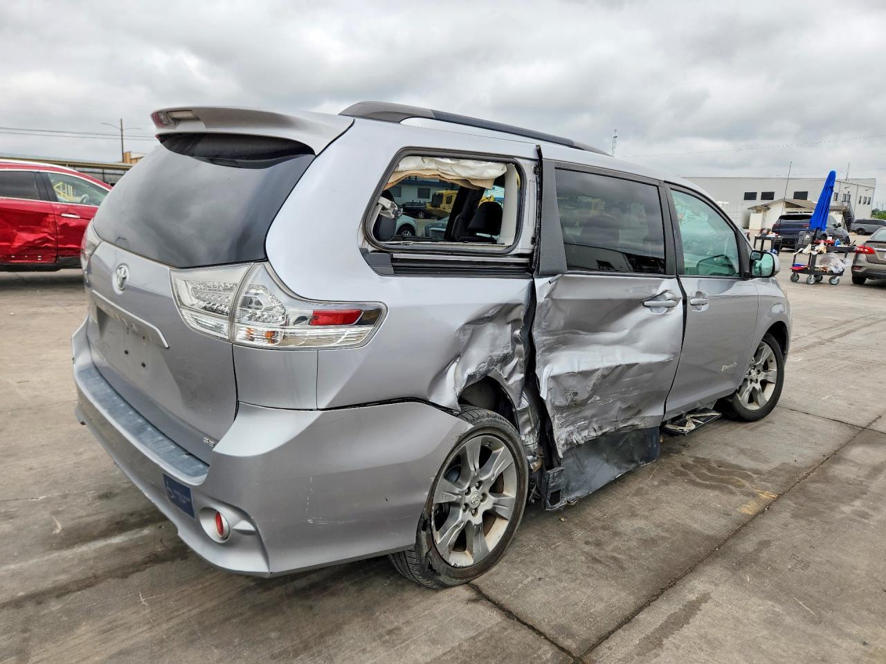 2012 TOYOTA SIENNA