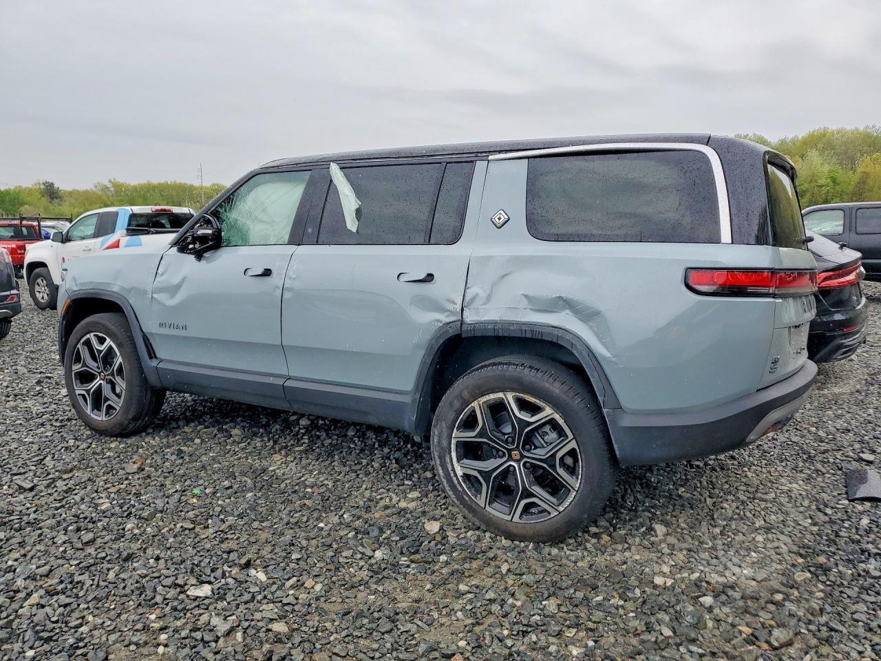 2025 RIVIAN R1s