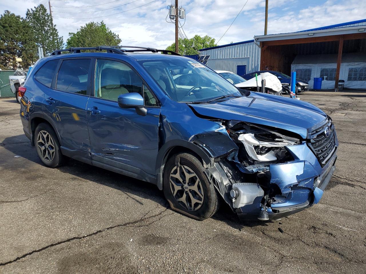 2022 SUBARU FORESTER