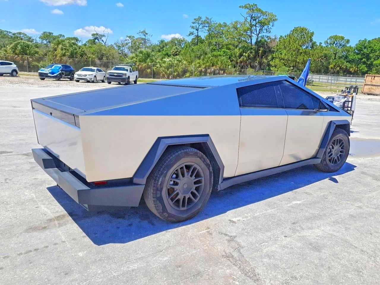 2025 TESLA Cybertruck