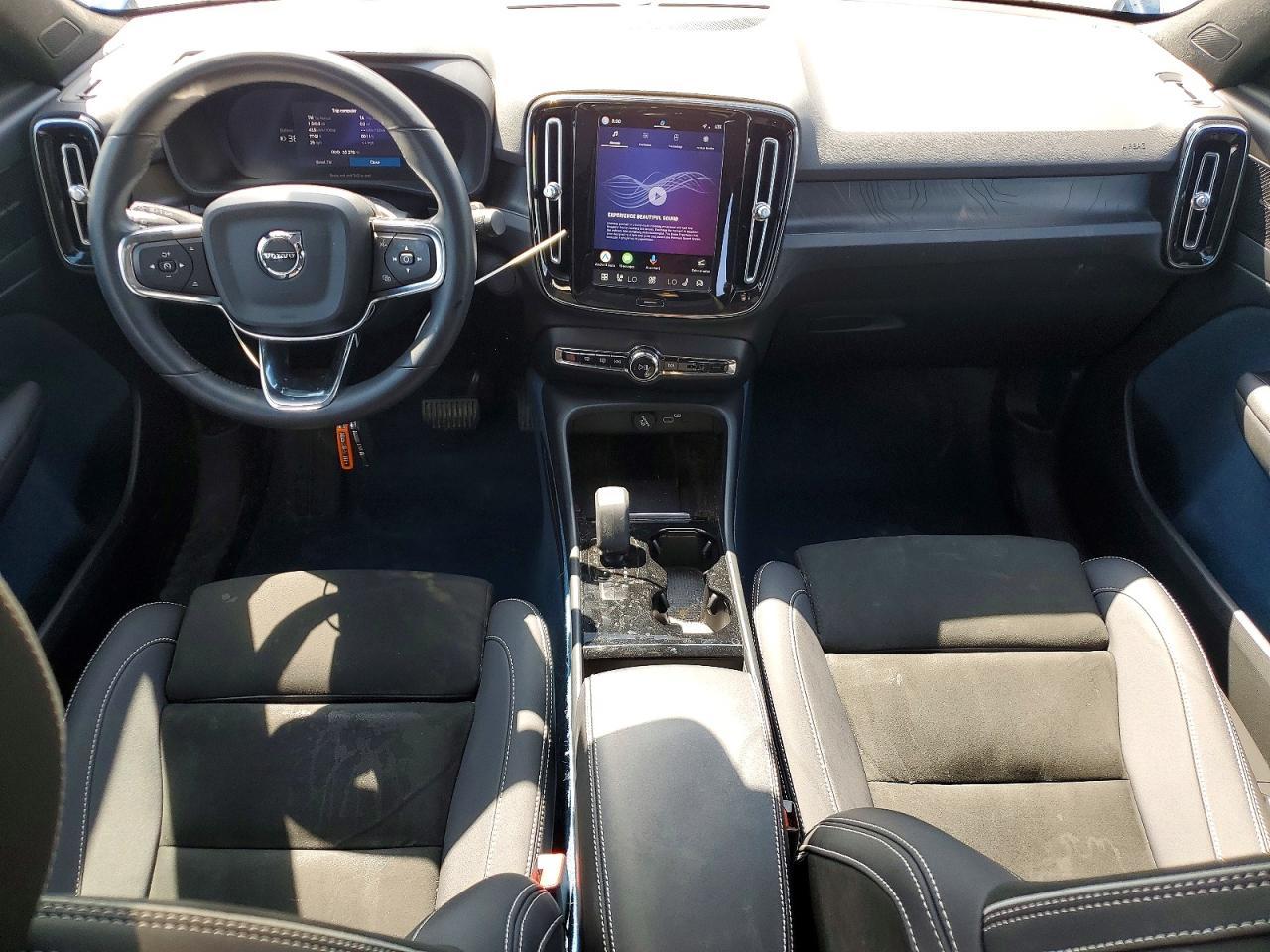 2022 VOLVO C40