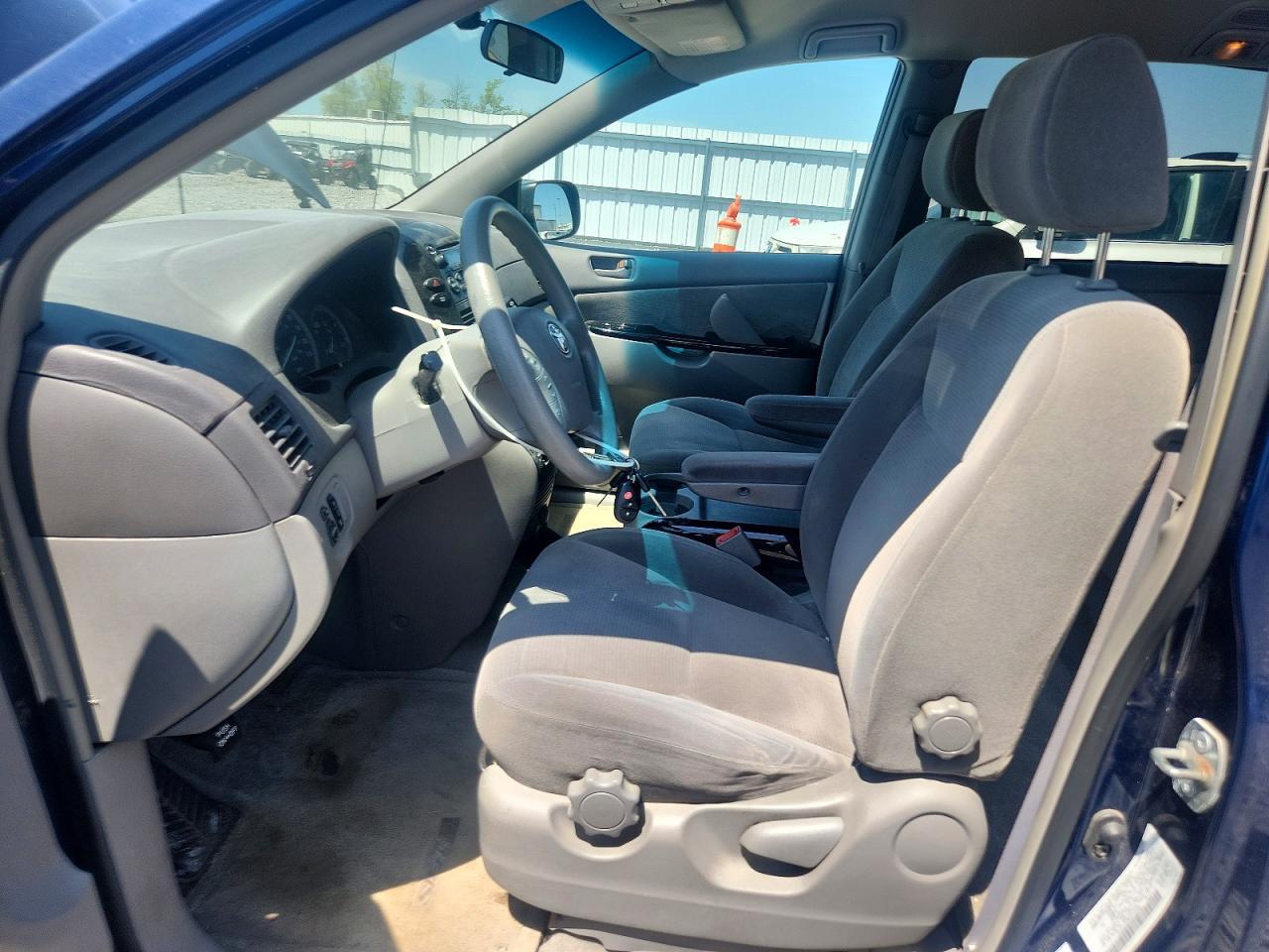 2004 TOYOTA SIENNA