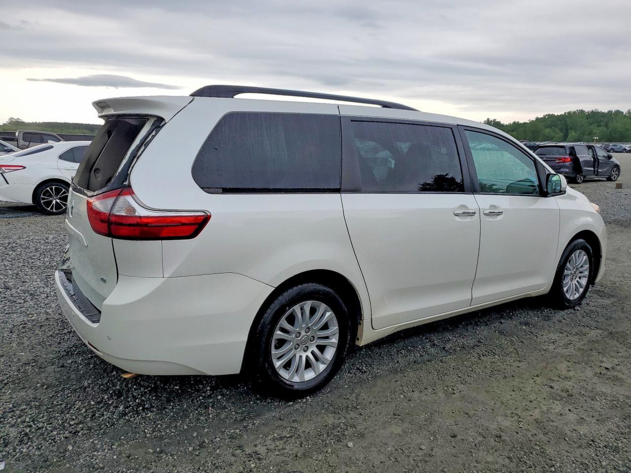 2016 TOYOTA SIENNA