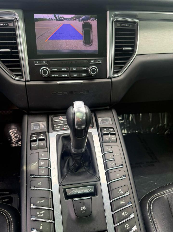2017 PORSCHE Macan