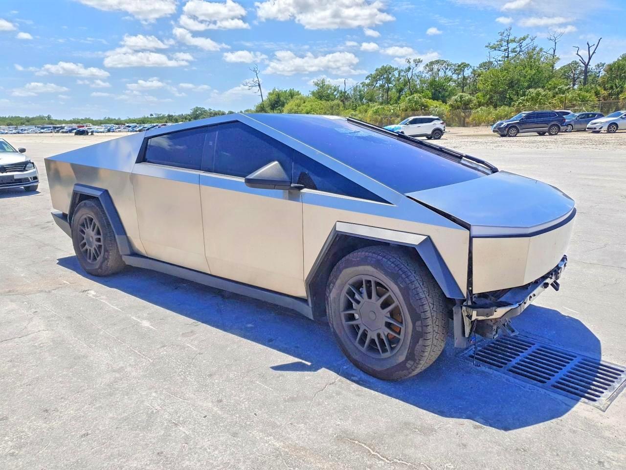 2025 TESLA Cybertruck