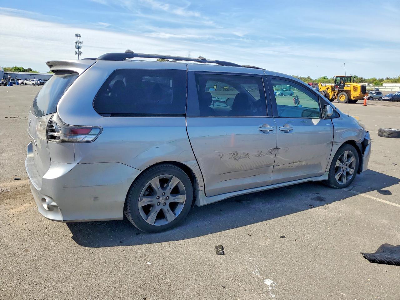 2011 TOYOTA SIENNA