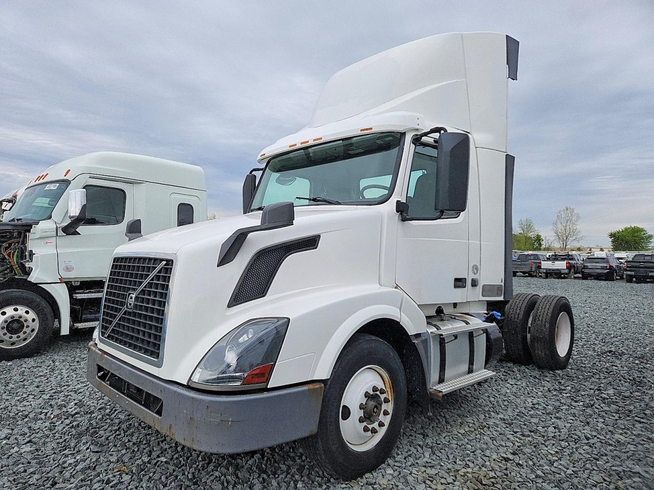 2016 VOLVO VNL