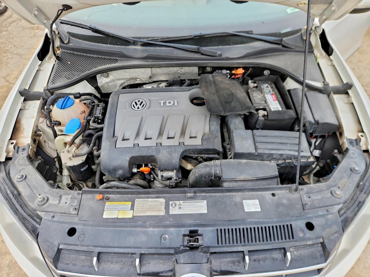 2012 VOLKSWAGEN Passat
