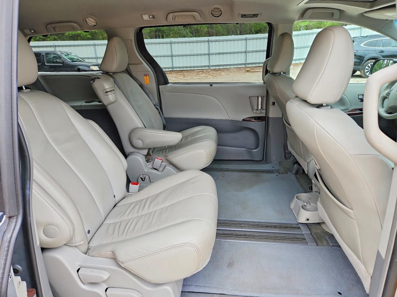 2013 TOYOTA SIENNA