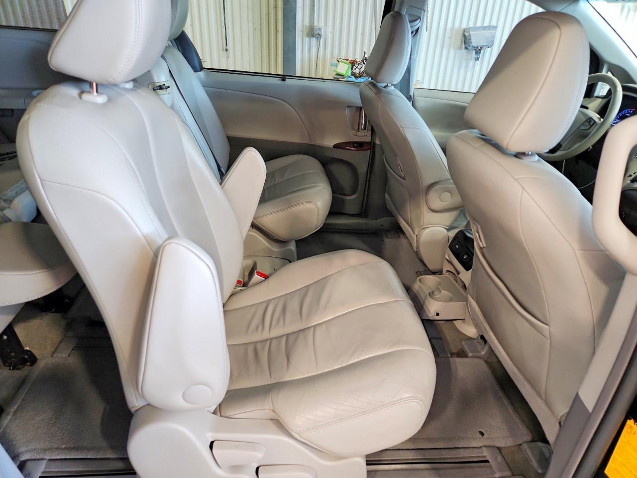 2013 TOYOTA SIENNA