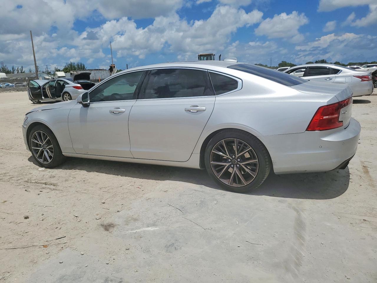 2018 VOLVO S90