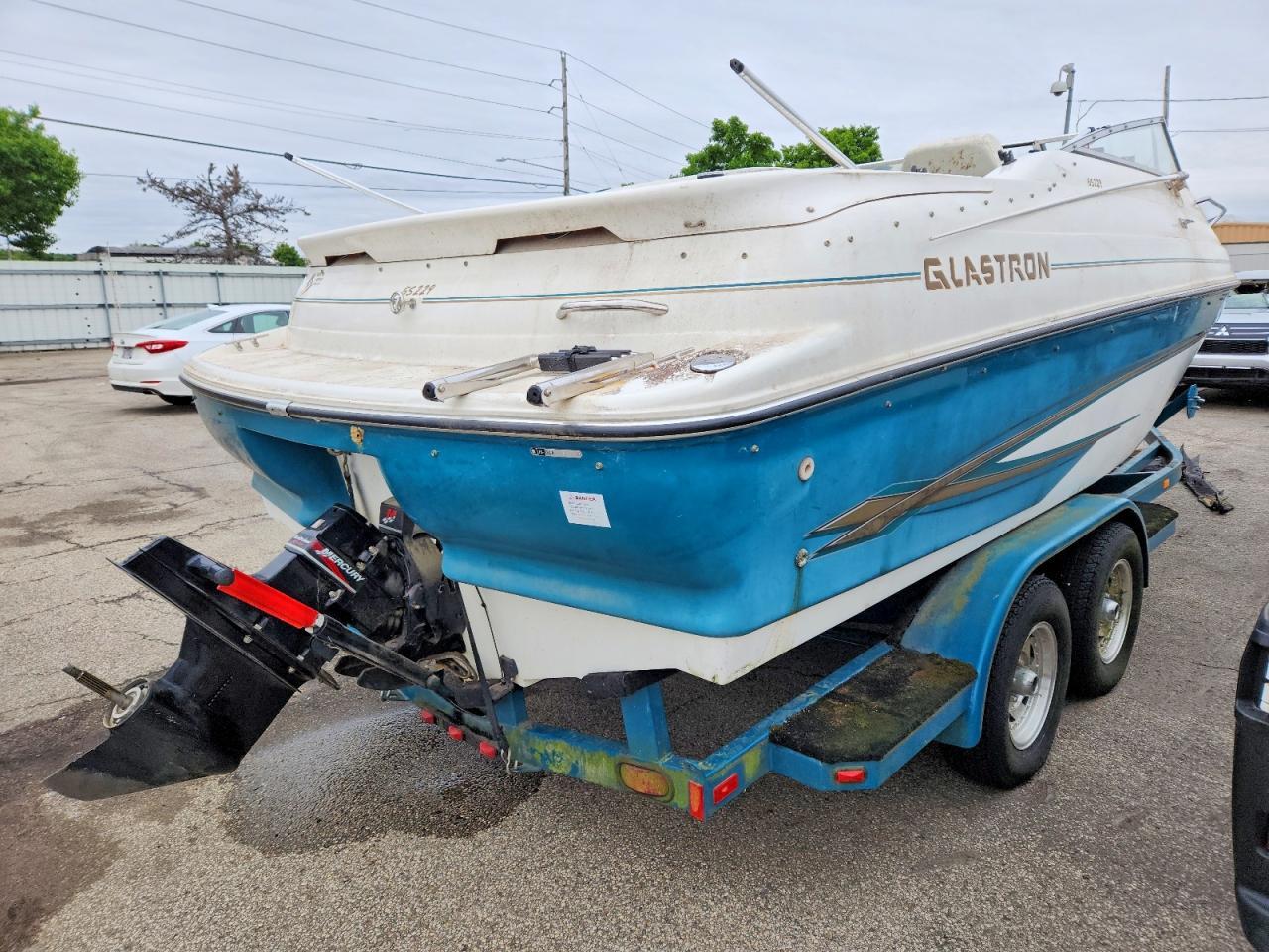 2000 GLASTRON Boat