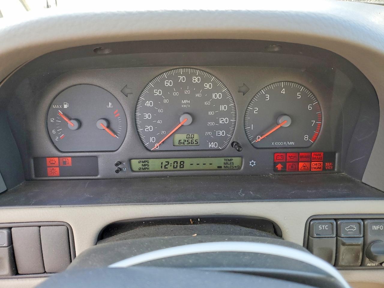 2004 VOLVO C70