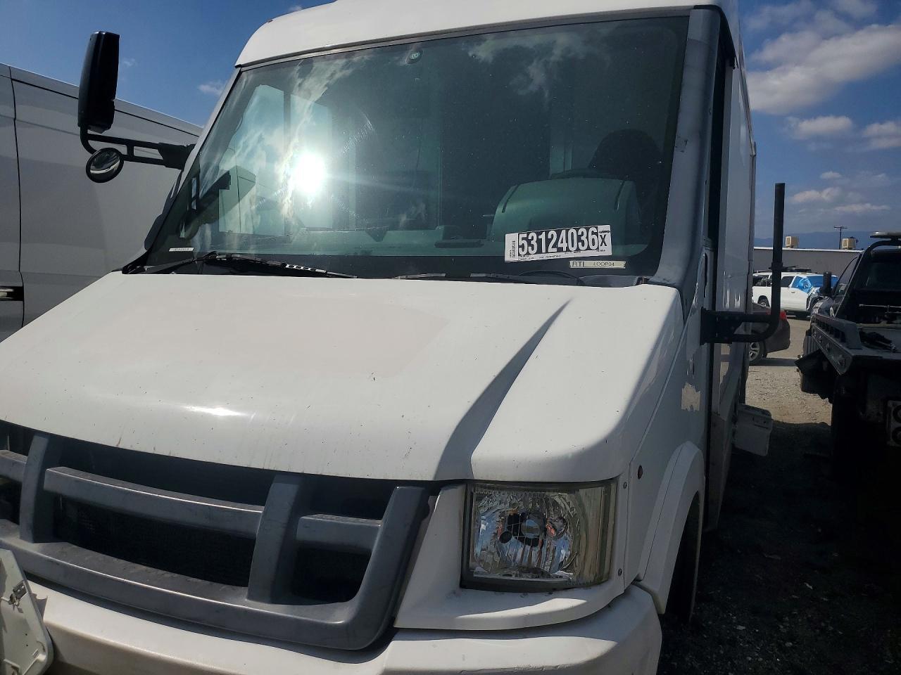 2015 ISUZU Reach