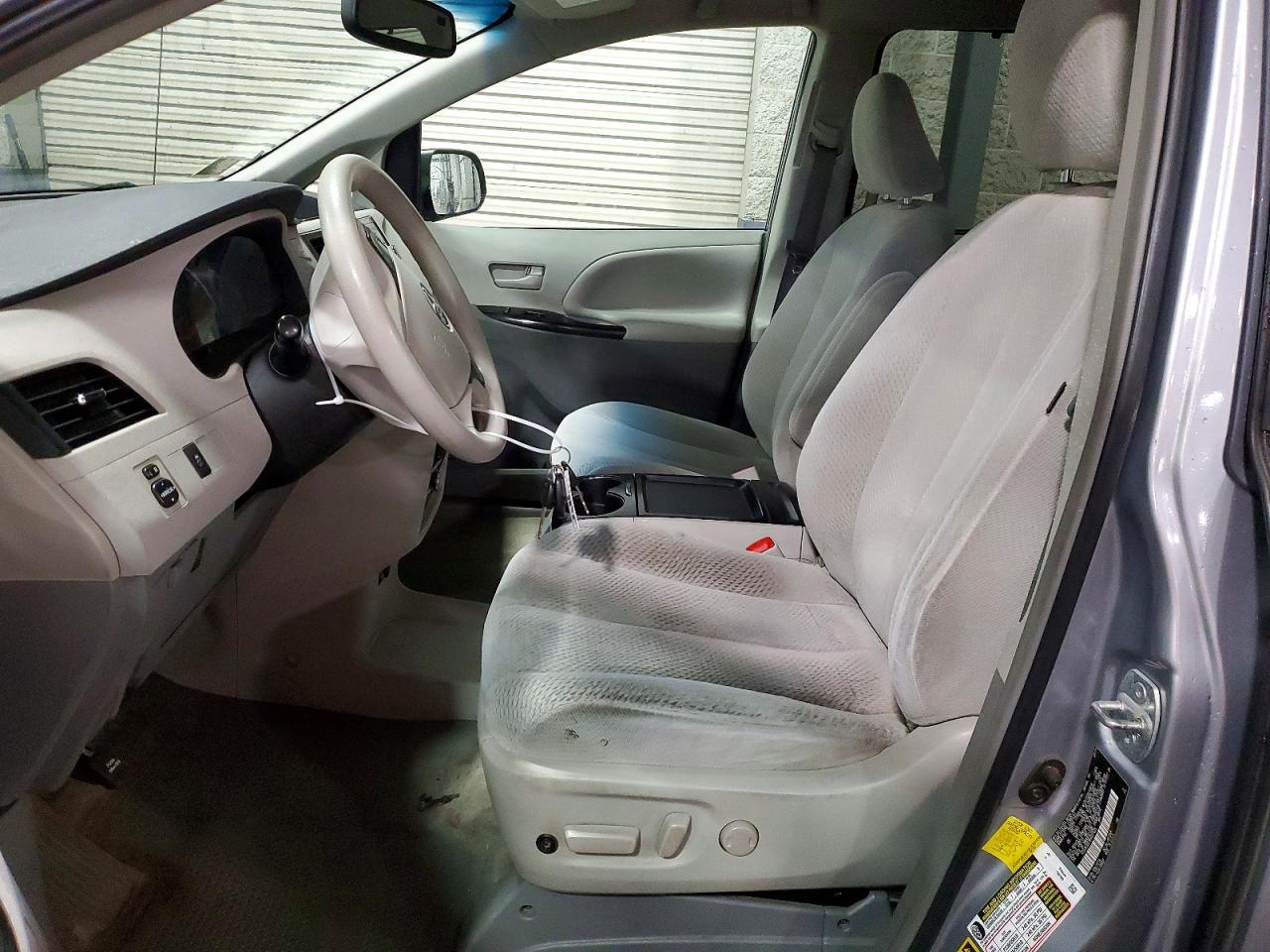2011 TOYOTA SIENNA