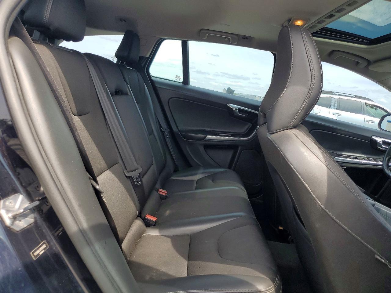 2017 VOLVO V60