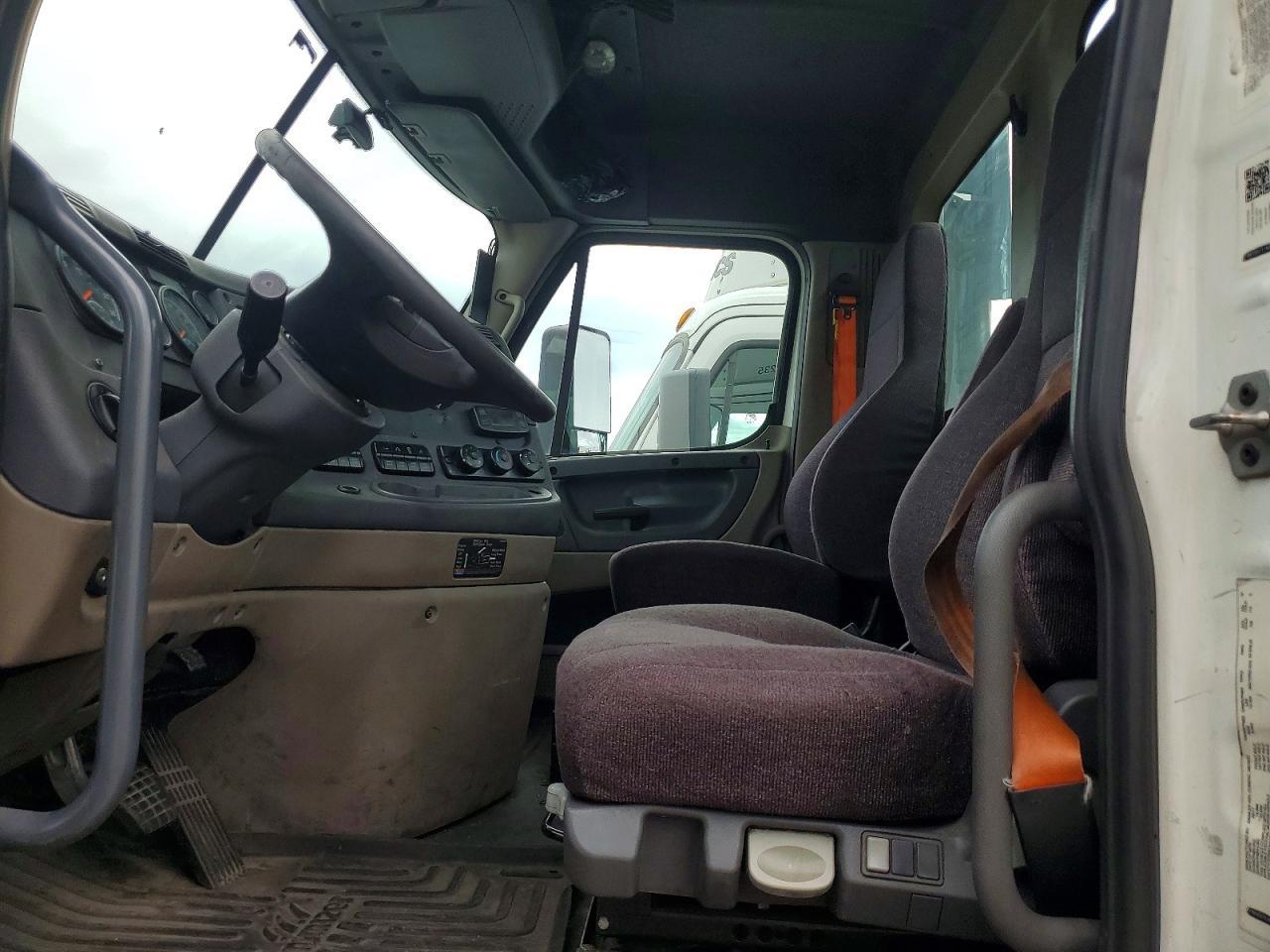 2018 FREIGHTLINER Cascadia 113